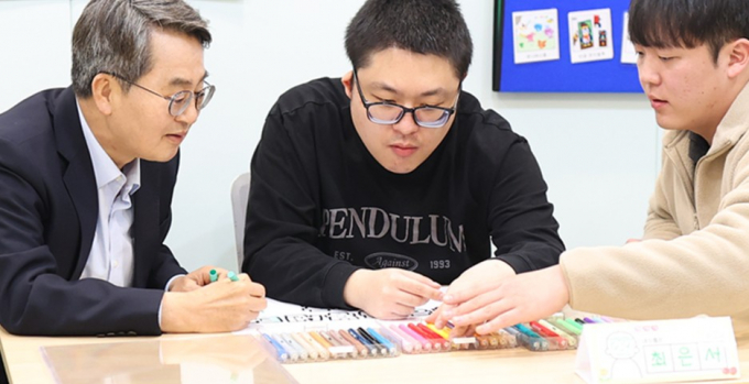 20일 김동연 경기도지사(왼쪽)가 파주 최중증 발달장애인통합돌봄센터 1호점을 방문해 최중증 발달장애인과 소통하고 있다. 사진제공=경기도 