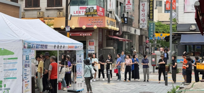 지난 6월 과천시에서 진행한 '경기 살리기 통큰 세일'에 참여한 시민들 모습. /사진제고=과천시 