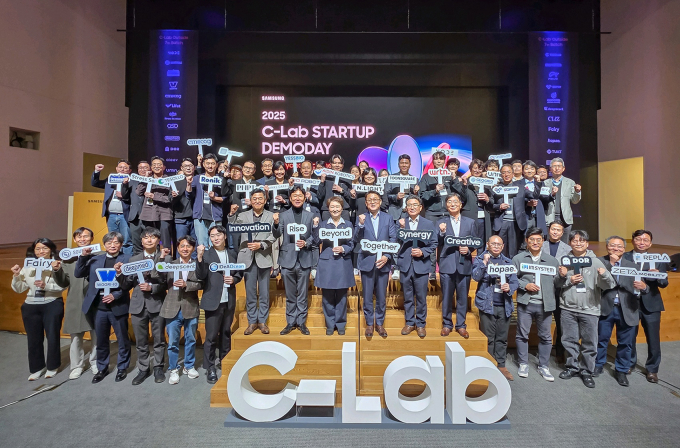 삼성전자가 20일 서울 서초구 삼성전자 서울R&D캠퍼스에서 개최한 '2025 C랩 스타트업 데모데이'에서 7기 및 졸업사 스타트업 대표 등 참석자들이 기념촬영을 하고 있다. /사진=삼성전자