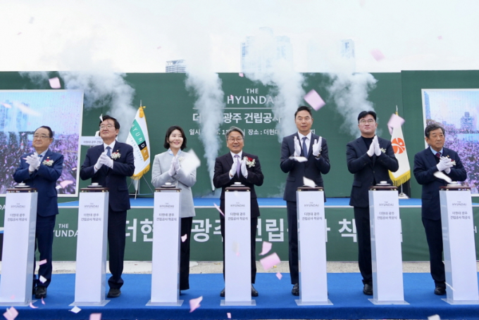 강기정 광주시장이 20일 오후 북구 옛 전방·일신방직 부지에서 열린 '더현대 광주 착공식'에 참석해 축하 발파 퍼포먼스를 하고 있다./사진=광주시 