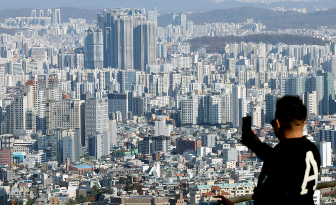 서울 아파트 거래량은 급감했지만 구청에는 허가 신청만 4000건 넘게 몰린것으로 나타났다. 사진은 서울 중구 남산에서 바라본 아파트 단지의 모습./사진=뉴스1