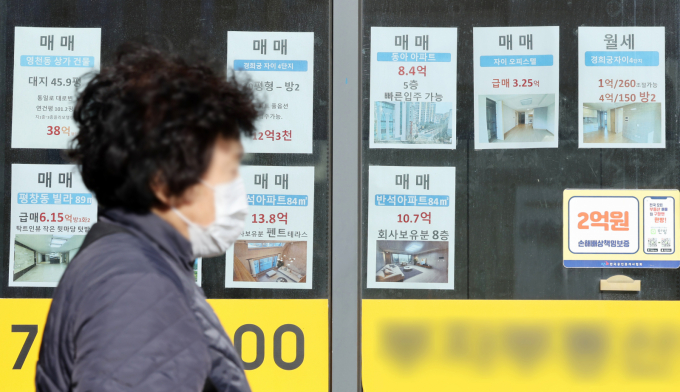 사진은 서울 시내 한 부동산에 월세·매매 안내문들이 붙어있는 모습./사진=뉴스1 