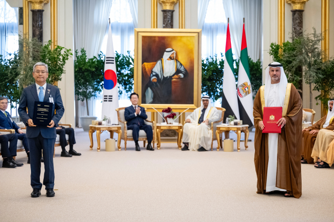 UAE 대통령궁에서 양국 정상 임석 하에 김동철 한전 사장과 모하메드 알 하마디 UAE원자력공사(ENEC) 사장이 MOU 체결식 후 기념촬영을 하고 있다. /사진=한국전력공사
