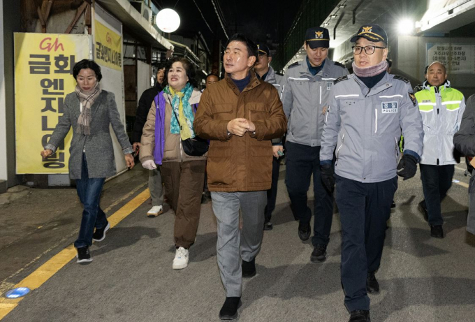 김동근 의정부시장(맨 앞)이 지난 19일 망월사역 인근 안심귀갓길 일대(약 400m 구간)에서 야간 합동 점검을 펼치고 있다.  /사진제공=의정부시