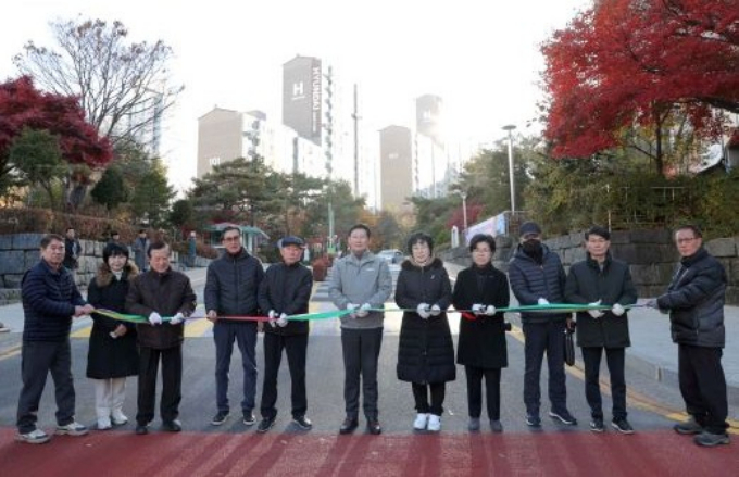 19일 교동마을 현대홈타운 정문에서 이상일 시장과 시 관계자, 입주민들이 진출입로 준공 기념 테이프 커팅을 하고 있다. /사진제공=용인특례시
