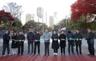 19일 교동마을 현대홈타운 정문에서 이상일 시장과 시 관계자, 입주민들이 진출입로 준공 기념 테이프 커팅을 하고 있다. /사진제공=용인특례시