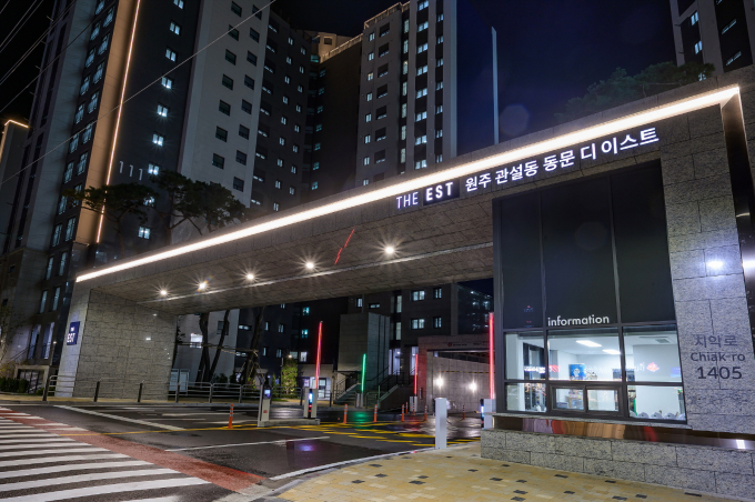 원주 동문 디이스트는 지난 10월 점등식을 진행하며 새로운 랜드마크로의 기대감을 높였다. 사진은 지난 10월 점등식 모습. /사진제공=동문건설