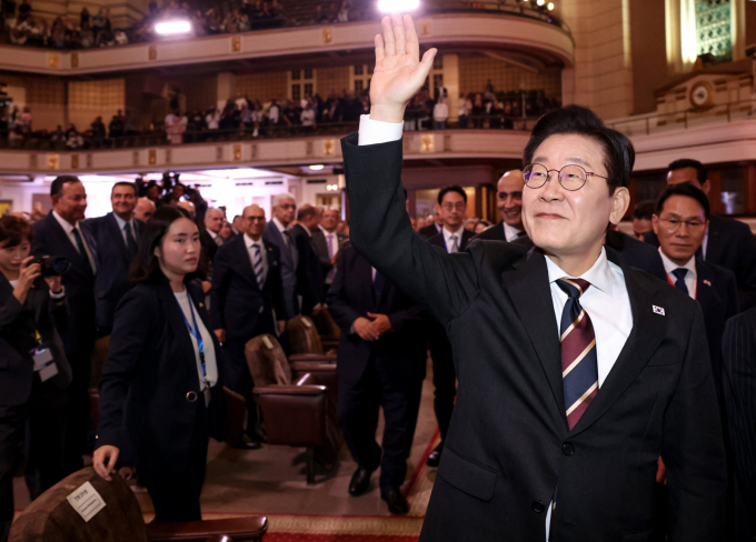 이재명 대통령이 샤인 이니셔티브 대 중동 구상을 발표했다. 사진은 지난 20일(현지시각) 이 대통령이 이집트 카이로대학교에서 대 중동 구상 연설을 마친 뒤 인사하는 모습. /사진=뉴시스