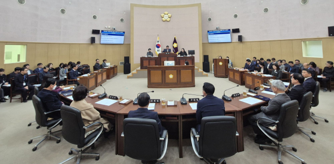 박홍복 기장군의회 의장이 20일 정례회 본회의를 진행하고 있다./사진=기장군의회