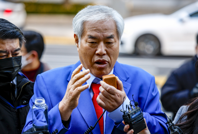 서울서부지법 폭력 난동 사태의 배후로 지목된 전광훈 사랑제일교회 목사가 경찰에 재출석한다. 사진은 지난 18일 서울 종로구 서울경찰청으로 피의자 신분 조사를 받기 위해 출석하며 입장을 밝힌 특수건조물침입·특수공무집행방해 교사 등 혐의를 받는 전광훈 사랑제일교회 목사. /사진=뉴시스