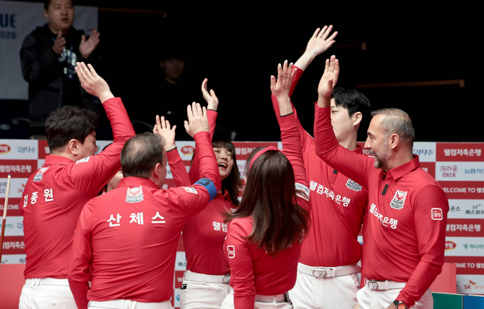웰컴저축은행이 하림을 잡고 라운드 첫 승리를 신고했다. 사진은 웰컴저축은행 선수단의 모습. /사진-프로당구협회(PBA) 제공