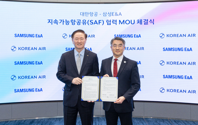 우기홍 대한항공 부회장(왼쪽)과 남궁홍 삼성E&A 대표(오른쪽)가 기념 촬영하고 있는 모습. /사진=대한항공