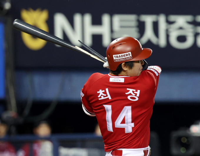 강백호가 세 번의 자유계약선수로 누적 300억원을 돌파한 최정의 발자취를 따라간다. 사진은 SSG랜더스에서 활약 중인 최정. /사진=뉴시스 