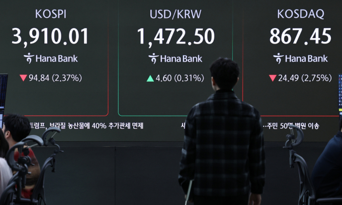 21일 장 초반 국내 증시가 하락세다. 사진은 이날 서울 중구 하나은행 딜링룸. /사진=뉴스1