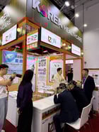 해외 바이어들이 중국 국제수입박람회에 마련된 성남 기업부스에서 제품을 체험하고 있다. /사진제공=성남시