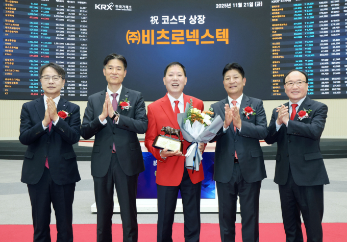 비츠로넥스텍이 코스닥 상장 첫날 '따블'(공모가 대비 2배 상승)에 성공했다. 사진은 21일 오전 한국거래소 서울사옥 홍보관에서 열린 비츠로넥스텍의 코스닥시장 상장기념식 모습. 왼쪽부터 김대영 한국IR협의회 부회장, 민경욱 한국거래소 코스닥시장본부장. 이병호 비츠로넥스텍 대표이사, 김형진 NH투자증권 IB1사업부 대표, 강왕락 코스닥협회 부회장. /사진=뉴스1