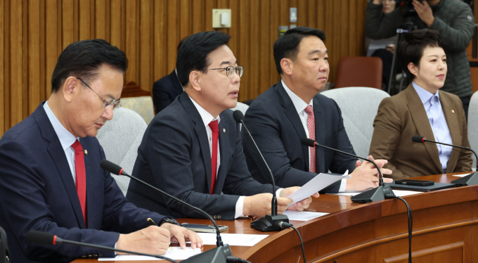 송언석 국민의힘 원내대표가 공무원 성실행정면책법을 추진하겠다고 전했다. 사진은 21일 송 원내대표가 서울 여의도 국회에서 열린 국민의힘 원내대책회의에서 발언하는 모습. /사진=뉴시스