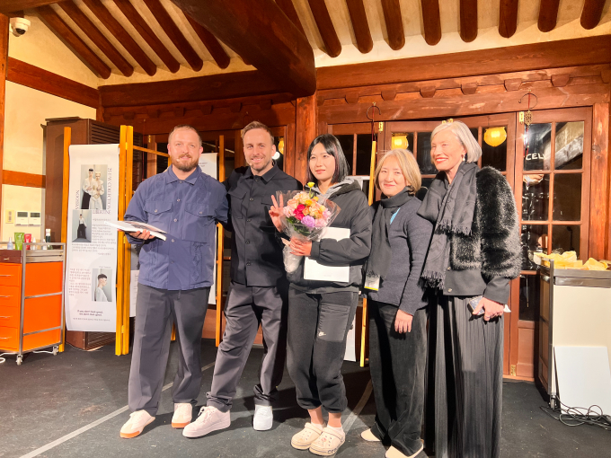 '아이프라우드 비달산순 커트&컬러 컴피티션'에서 김해대 엘랑팀 김도경 학생(왼쪽 세 번째)이 수상 후 기념촬영을 하고 있다./사진=김해시