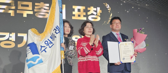 지난 20일 김현수 수원시 제1부시장(맨 오른쪽)과 시 관계자들이 수상 후 기념사진을 찍는 모습. /사진제공=수원시 