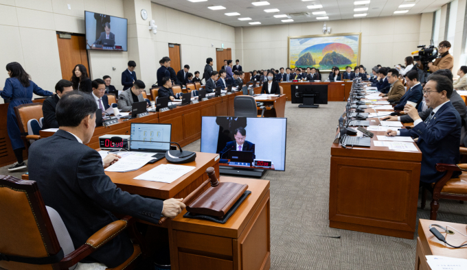 국회 정무위원회가 24일과 25일 법안심사소위원회를 여는 가운데 토큰 증권 관련 법안이 통과될지에 관심이 모인다. 사진은 11일 여의도 국회의사당에서 열린 국회 정무위원회 전체회의. /사진=뉴스1