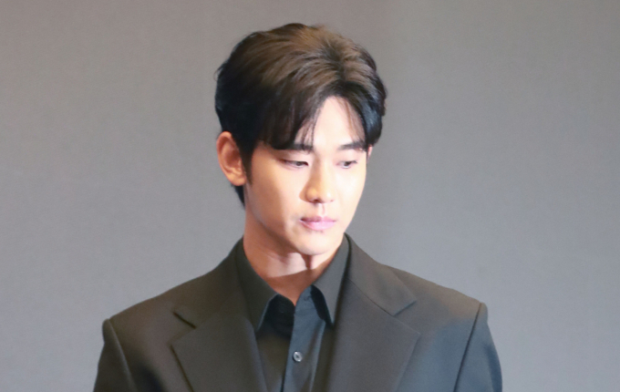 사생활 논란에 휩싸인 배우 김수현(37)을 상대로 광고주들이 제기한 손해배상 소송이 본격화 된 가운데, 김수현 측이 사생활 논란을 반박하며 화장품 A사에 "품위 유지 의무를 위반한 바 없다"고 주장했다.사진은 지난3월 서울 마포구 상암동 스탠포드호텔에서 진행된 기자회견에서 최근 불거진 사생활 논란에 대해 밝히기 위해 단상으로 들어선 배우 김수현. /사진=스타뉴스