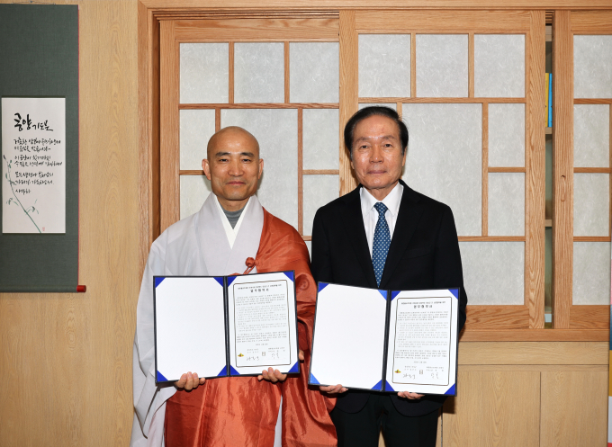김주수 의성군수(오른쪽)와 조계사 주지 담화 원명 스님(왼쪽)과 농특산물 유통 및 판매 활성화를 위한 상호협력 업무협약서를 들어보이고 있다./사진제공=경북 의성군