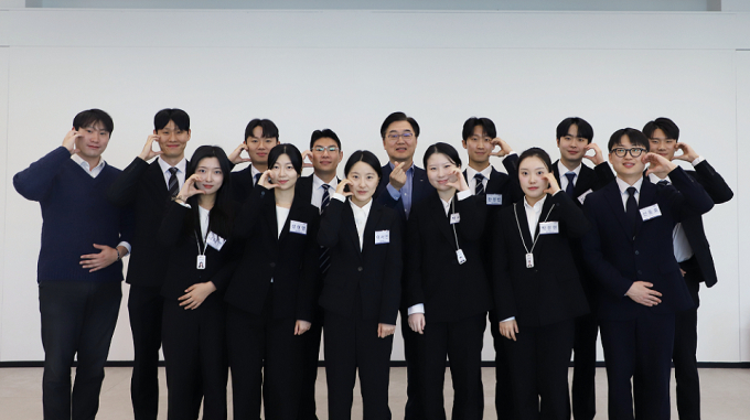  사진은 지난 19일 서울 여의도 LS증권 본사에서 LS증권 임직원들과 인턴사원들이 교육을 마친 뒤 기념촬영을 하는 모습. /사진=LS증권