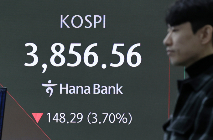 코스피가 하락세가 21일 지속되고 있다. 사진은 이날 오전 서울 중구 하나은행 딜링룸 전광판. /사진=뉴스1