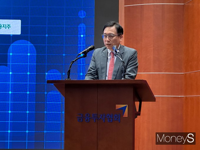 자본시장연구원과 한국파생상품학회가 공동 심포지엄을 열고 코리아 프리미엄 시대를 위한 정책 과제를 21일 논의했다. 사진은 안삿마을 하는 김세완 자본시장연구원 원장./사진=이동영 기자