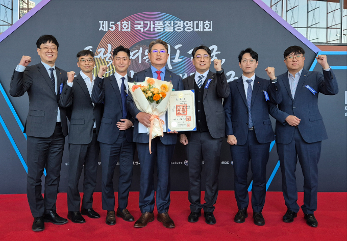 정종표 DB손해보험 대표이사 사장이 지난 19일 제51회 국가품질경영대회에서 철탑산업훈장을 수상했다. 사진은 이날 서울 강남구 코엑스에서 열린 이 대회에서 기념촬영하는 정 대표(가운데). /사진=DB손해보험