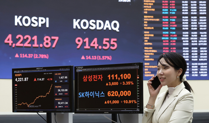 최근 랠리하던 삼성전자와 SK하이닉스가 하락세를 보인다. 사진은 한국거래소 전광판에 삼성전자와 SK하이닉스 주가가 표시된 모습. /사진=뉴스1 