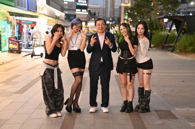 이현재 경기 하남시장(가운데)이 지난 10월 '글로벌 K-POP 댄스 챌린지 in Hanam'에 참가 글로벌 인플루언서들과 사진을 찍고 있다. /사진제공=하남시 