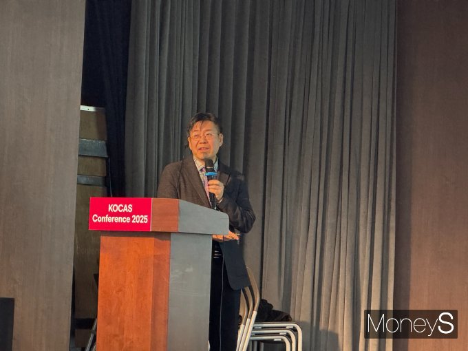 서지용 신용카드학회장이 21일 오후 서울 중구 은행회관 국제회의실에서 열린 ‘KOCAS Conference 2025’에 참석해 ‘생산적 금융으로의 전환: 카드사가 창출하는 가치와 생태계 혁신’을 주제로 발표하고 있다. /사진= 홍지인 기자