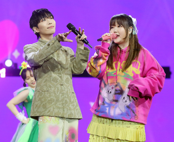 남매 듀오 악뮤(AKMU)의 이찬혁과 이수현이 YG엔터테인먼트를 떠난다. 사진은 필리핀 아레나에서 열린 '2023 아시아 아티스트 어워즈 인 필리핀'(2023 Asia Artist Awards IN THE PHILIPPINES, 이하 '2023 AAA') 무대에 선 악뮤 모습. /사진=스타뉴스