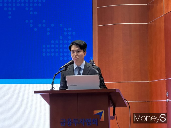 자본시장과 학계가 지속 가능한 코리아 프리미엄을 위해 기업 지배구조 개선이 필요하다고 21일 진단했다. 사진은 이날 자본시장연구원과 한국파생상품학회가 공동 주관한 '지속 가능한 코리아 프리미엄 시대를 위한 정책 과제'에서 발표하는 김민기 자본시장연구원 연구원. /사진=이동영 기자