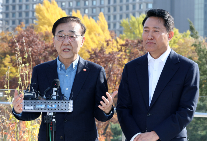 서울시와 국토부가 첫 실무자 회의를 가졌다. 서로의 정책 방향이 다른 만큼 조율이 쉽지 않을 전망이지만, 이번 만남은 긍정적이란 평가가 나온다. 사진은 (왼쪽부터)김윤덕 국토부 장관과 오세훈 서울시장이 지난 13일 서울 중구 한식당 달개비에서 오찬 회동을 마친 뒤 기자들과 질의응답을 하는 모습. /사진=뉴시스