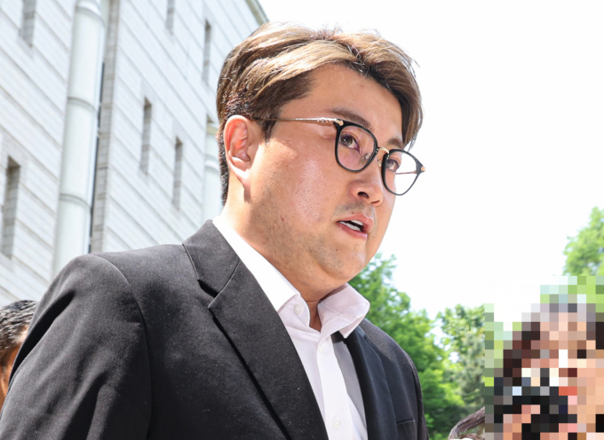 음주운전 뺑소니 사고로 실형을 선고받아 수감 중인 김호중에게 수천만원대 뇌물을 요구한 소망교도소 교도관에 대해 법무부가 형사고발과 중징계 조치를 했다사진은 지난해 5월 서울중앙지방법원으로 들어선 음주 운전 뺑소니 등의 혐의로 구속 영장이 청구된 트로트 가수 김호중. /사진=스타뉴스