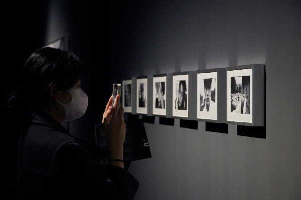 라이즈의 ''Silence: Inside the Fame -고요와 파동' 전시는 새로운 시대 감각을 제시하는 시도로 평가된다. 사진은 라이즈 팬들이 전시를 관람 중인 모습. /사진=SM엔터테인먼트