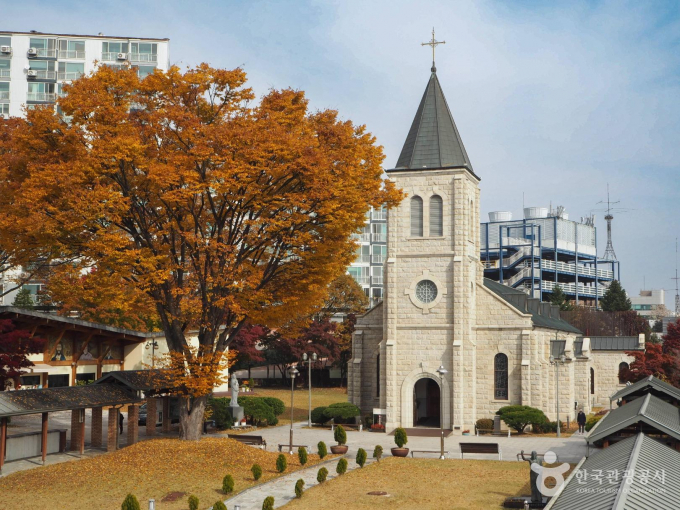 춘천의 고요하고 낭만적인 분위기는 추위와 어우러져 특별한 힐링을 선사한다. 사진은 죽림동성당. /사진=한국관광공사