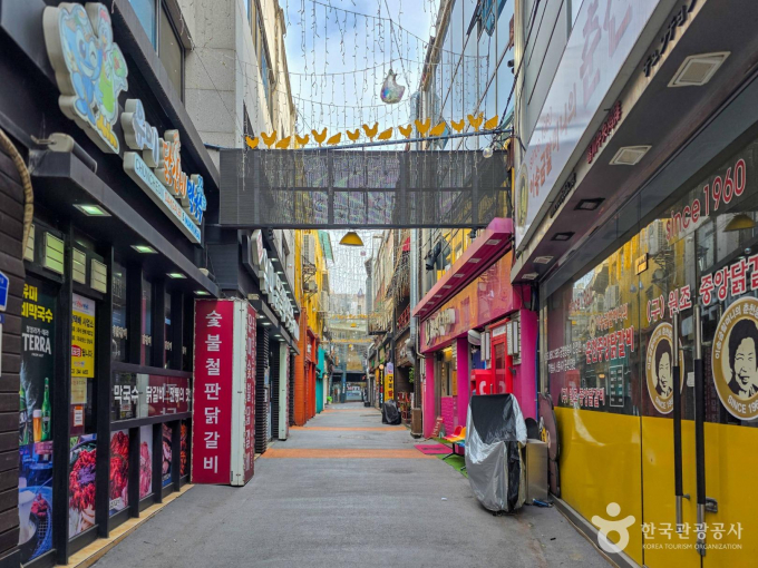  춘천 명동의 닭갈비 골목에서는 어느 식당을 가든 메뉴와 가격이 유사하다. /사진=한국관광공사
