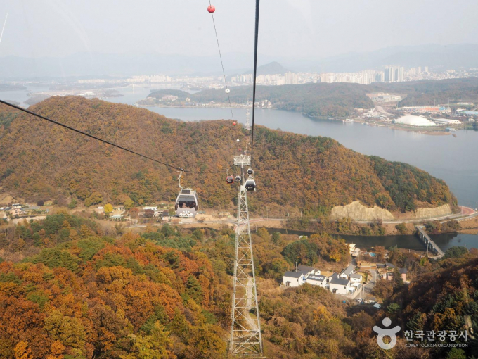  삼악산 케이블카에서는 의암호와 삼악산으로 이어지는 풍경을 감상할 수 있다. /사진=한국관광공사