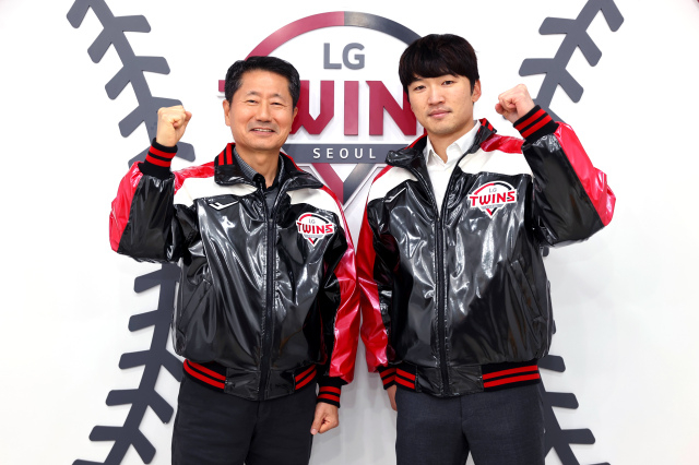 박해민이 LG트윈스와 계약을 마쳤다. 사진은 LG와 재계약을 마친 박해민(오른쪽). /사진=LG트윈스 제공