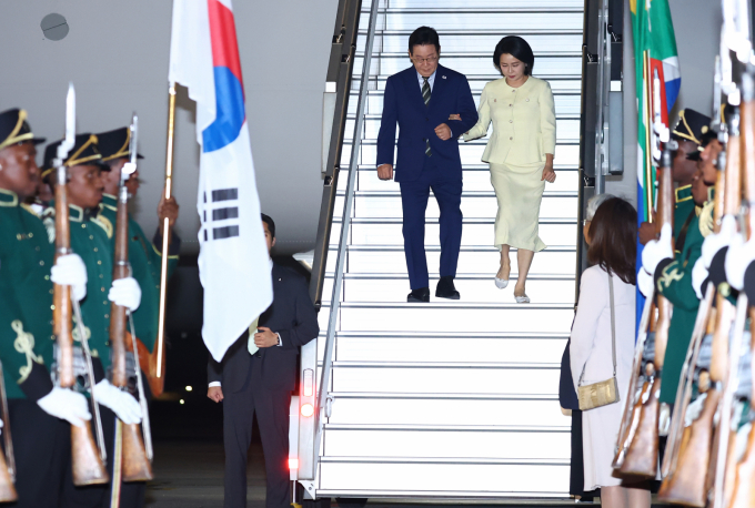 이재명 대통령이 22일(현지시각) 남아프리카공화국 주요 20개국(G20) 정상회의에 참석할 예정이다. 사진은 이 대통령 내외가 지난 21일 G20 정상회의가 열리는 남아공에 도착한 모습. /사진=뉴시스     