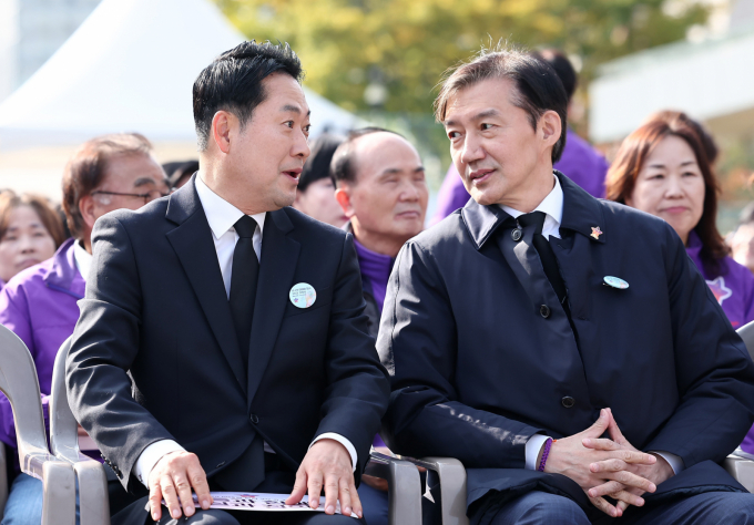 장동혁 국민의힘 대표가 조국 조국혁신당 당대표 후보가 제안한 대장동 항소 포기 관련 토론을 수락했다. 사진은 지난달 29일 장 대표(왼쪽)와 조 후보가 이태원 참사 3주기 행사에 참석한 모습. /사진=뉴시스(공동취재)  