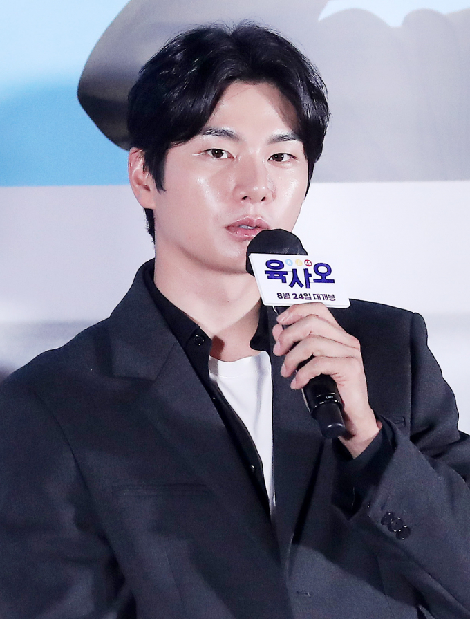 MBC '놀면 뭐하니?' 측이 이이경의 하차 전말에 대한 입장을 내고 사과했다. 사진은 이이경이 2022년 8월 기자간담회에서도 인사하는 모습. /사진=머니투데이  