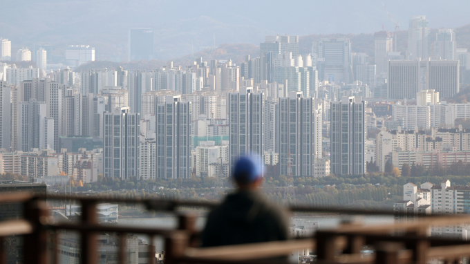 연말을 앞두고 가계대출이 빠르게 늘자 은행권이 잇달아 대출 접수를 중단하며 사실상 '셧다운'에 들어가고 있다. 사진은 이날 남산에서 바라본 서울시내 아파트 및 주택 단지./사진=뉴스1