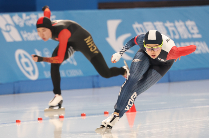김민선(의정부시청)이 2025-26 국제빙상경기연맹(ISU) 월드컵 2차 대회 1000m에서 12위에 올랐다. 사진은 김민선(오른쪽)이 지난 2월 하얼빈 동계아시안게임 스피드 스케이팅 여자 1000m에서 역주하는 모습. /사진=뉴스1      