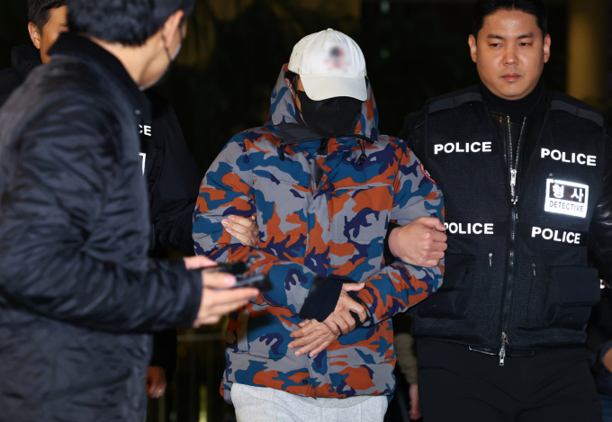 도이치모터스 주가조작 의혹에서 제3의 주포로 지목된 이모씨가 구속 심사를 포기했다. 사진은 이씨가 지난 20일 특검 사무실로 압송되는 모습. /사진=뉴시스     