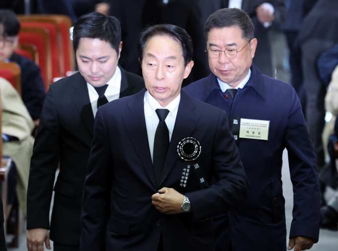 고(故) 김영삼(YS) 전 대통령의 차남 김현철 김영삼대통령기념재단 이사장이 22일 더불어민주당 지도부의 YS 서거 10주기 추모식 불참을 공개 비판했다. 사진은  김현철 이사장이 21일 오전 서울 동작구 국립서울현충원 현충관에서 열린 김영삼 대통령 서거 10주기 추모식에 참석하는 모습./사진=뉴시스