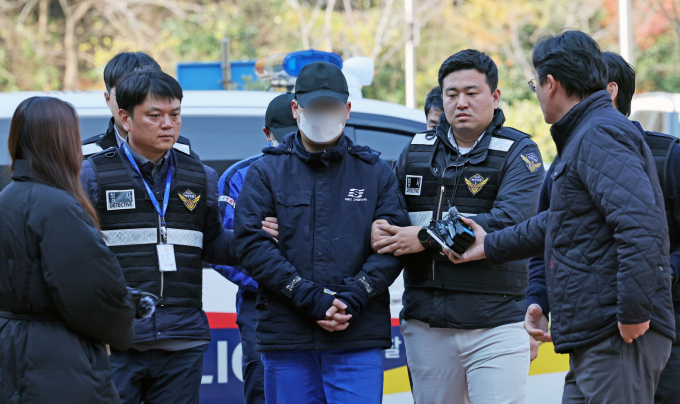 267명이 탑승한 여객선 퀸제누비아2호의 좌초 사고를 유발한 일등항해사가 사과했다. 사진은 항해사 A씨(가운데)가 22일 영장실질심사를 받기 위해 법원으로 향하는 모습. /사진=뉴스1  
